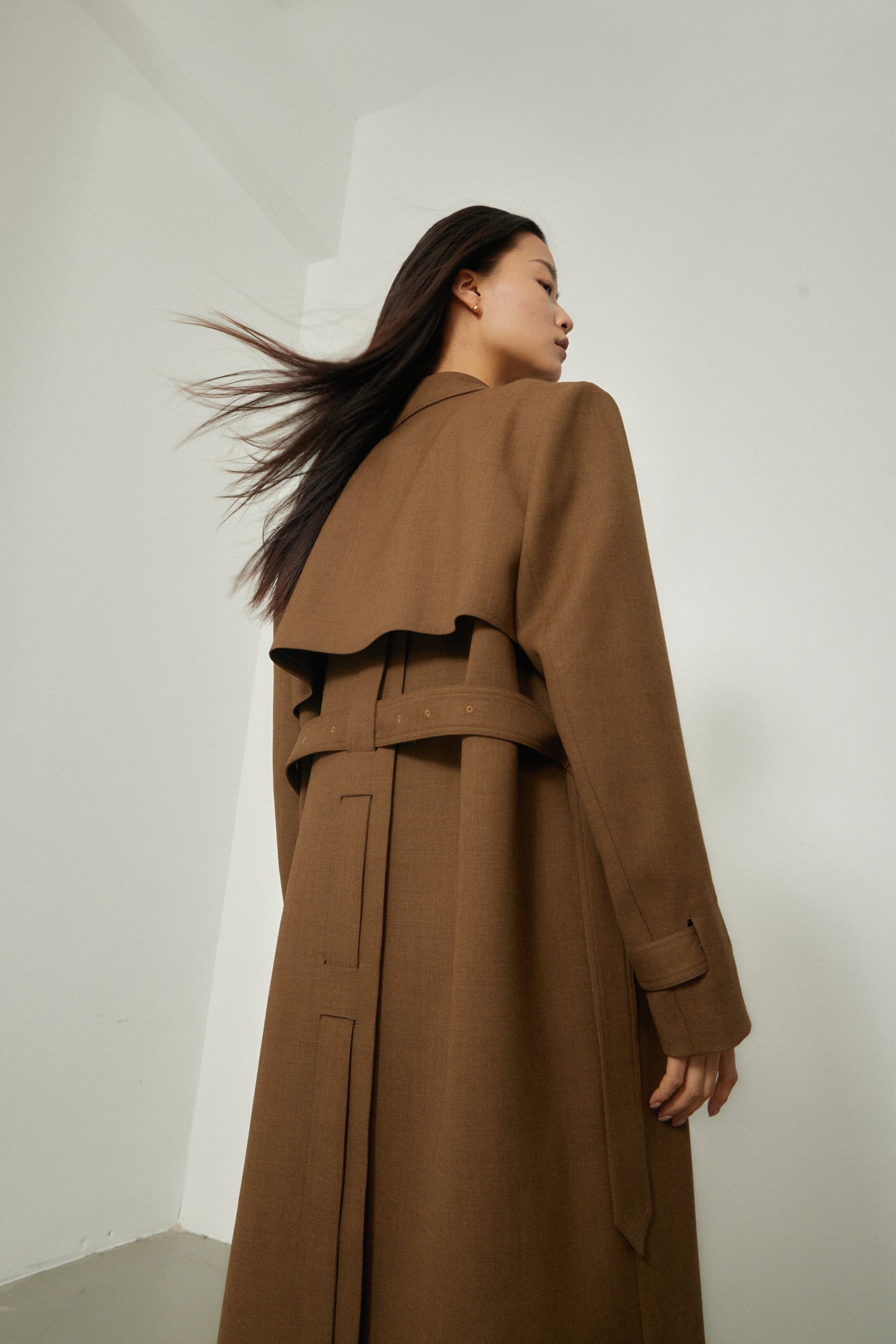 Manteau long design croisé au dos